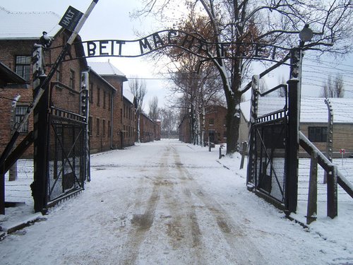 800px-Auschwitz_I_entrance_snow.jpg